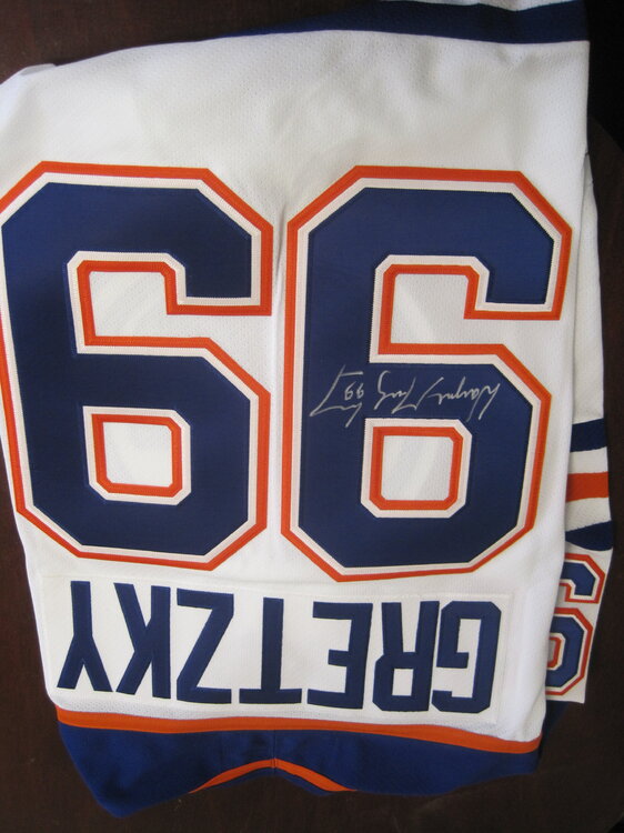 Gretzky_Autographed_Edmonton_Jersey.thumb.JPG.c449c4fa3ff8dbac93a68167e5eb6785.JPG