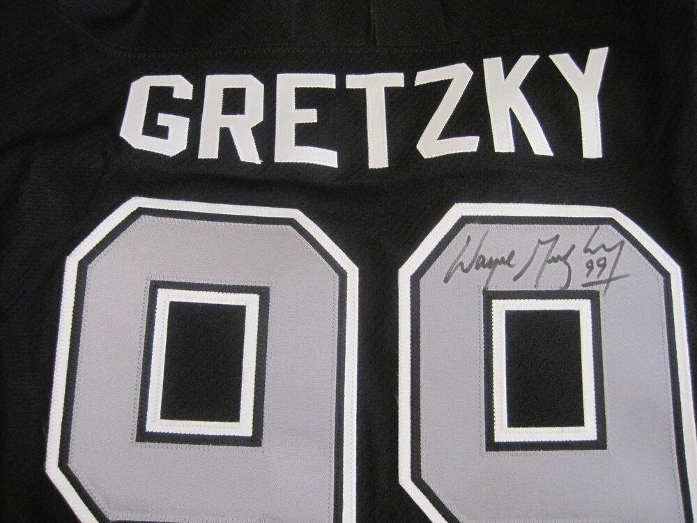 Gretzky_Autographed_LA_Kings_Jersey.thumb.JPG.1cba2feab1a23b32bfa035366c13d20b.JPG