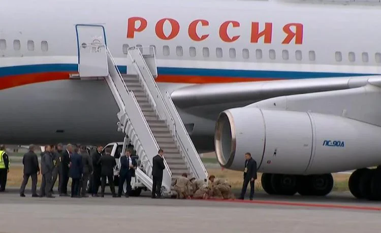 american-troops-rolling-a-red-carpet-for-putin-v0-r39i8jt5x8jf1.webp.0cf8b01c59003f3350ccdbb6a0d0005e.webp